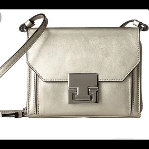 Pretty Ivanka Trump crossbody purse☀️